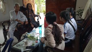 LIÊN ĐỘI TRƯỜNG CHU VĂN AN TỔ CHỨC THĂM VÀ TẶNG QUÀ  CHO GIA ĐÌNH CHÍNH SÁCH –BÀ MẸ VIỆT NAM  ANH HÙNG