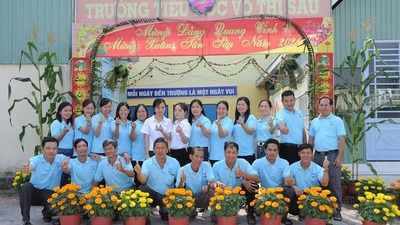Tap the gv truong tham gia trang tri cong chao don tet 2021